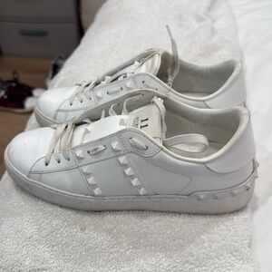 VALENTINO ROCK STUD SNEAKER WHITE ON WHITE